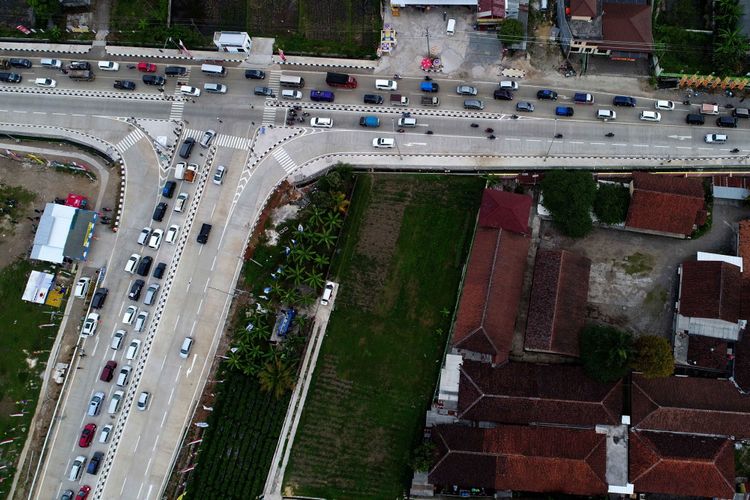 Kendaraan pemudik terpantau ramai keluar di Gerbang Tol Salatiga, Salatiga, Jawa Tengah, Rabu (21/6/2017). Pemudik berasal dari Jalan Tol Bawen-Salatiga yang sudah difungsionalkan pada H-7.