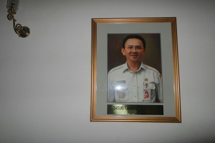 Foto mantan Gubernur DKI Jakarta Basuki Tjahaja Purnama sudah terpasang di galeri mantan gubernur di Balai Kota DKI Jakarta, Rabu (21/6/2017). 