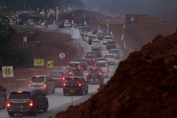 Kendaraan pemudik melintasi jalan tol darurat Brebes Timur dan Pemalang-Batang di Batang, Jawa Tengah, Kamis (22/6/2017). Mulai Kamis malam ini (22/6/2017) jalan tol darurat Brebes Timur-Pemalang-Batang dibuka selama 24 jam.