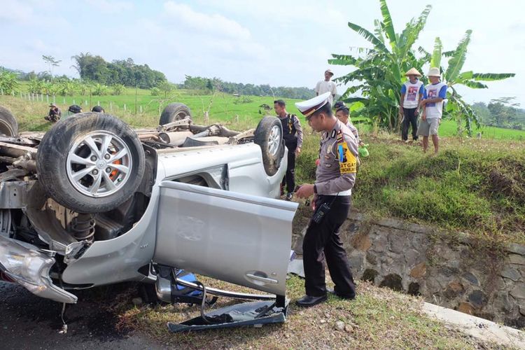 Pengemudi diduga mengantuk, mobil pemudik mengalami kecelakaan tunggal di kilometer 47.600 A ruas tol Bawen-Salatiga, Kamis (22/6/2017) pukul 09.30 WIB.