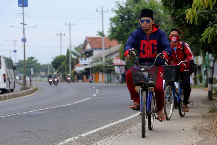 Sejumlah pemudik santri menggunakan sepeda melintas di daerah Comal, Kabupaten Pemalang, Jawa Tengah, Jumat (23/6/2017). Beragam cara dilakukan para pemudik untuk bisa kembali ke kampung halaman, salah satunya dengan menggunakan sepeda.