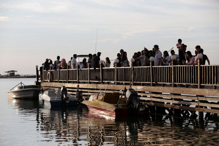 Pengunjung memanfaatkan liburan mengunjungi pantai di kawasan Taman Impian Jaya Ancol, Jakarta, Selasa (27/6/2017). Sejumlah lokasi wisata di Jakarta padat pengunjung pada libur lebaran. KOMPAS IMAGES/KRISTIANTO PURNOMO