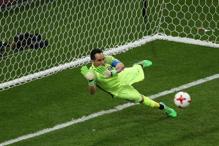 Claudio Bravo menggagalkan eksekusi Joao Moutinho saat Cile melawan Portugal pada partai semifinal Piala Konfederasi 2017 di Kazan Arena, Kamis (29/6/2017).