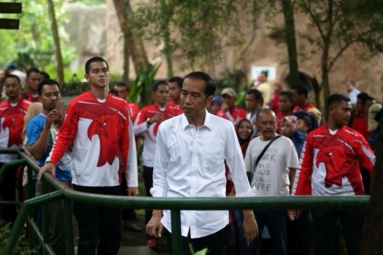 Presiden Republik Indonesia, Joko Widodo beserta istri serta dua anaknya berlibur ke Kebun Binatang Ragunan, Jakarta, Kamis (29/6/2017). Dalam liburannya ini Joko Widodo dan keluarga terlihat menyambangi Pusat Primata Schmutzer.