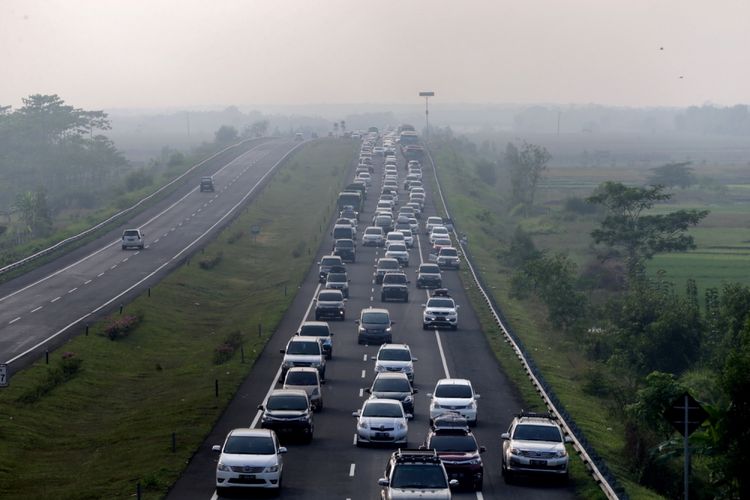 Kepadatan arus balik kendaraan mudik lebaran terlihat di Tol Cipularang-Palimanan menuju Jakarta, Jumat (30/6/2017). Kepadatan volume kendaraan terlihat di ruas jalan tol km 86 hingga km 138. 