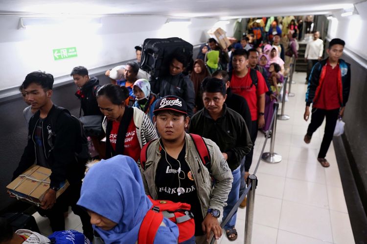 Pemudik dengan menggunakan KA Kertajaya dan Matarmaja dari Jawa Timur tiba di Stasiun Pasar Senen, Jakarta, Jumat (30/6/2017). Seiring dengan akan berakhirnya libur Lebaran, warga mulai kembali berdatangan dari kampung halaman dan puncak arus balik diperkirakan terjadi pada 1 Juli 2017.