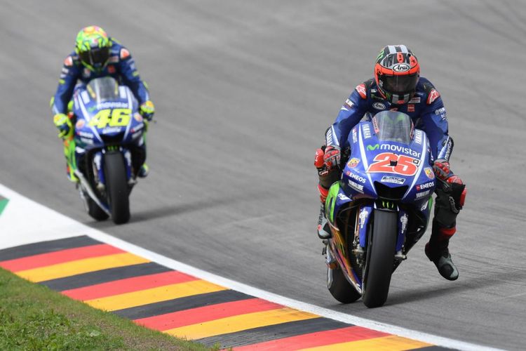 Pebalap Movistar Yamaha MotoGP asal Spanyol, Maverick Vinales (kanan), memacu motor di depan rekan satu timnya, Valentino Rossi, pada balapan GP Jerman di Sachsenring, Minggu (2/7/2017).