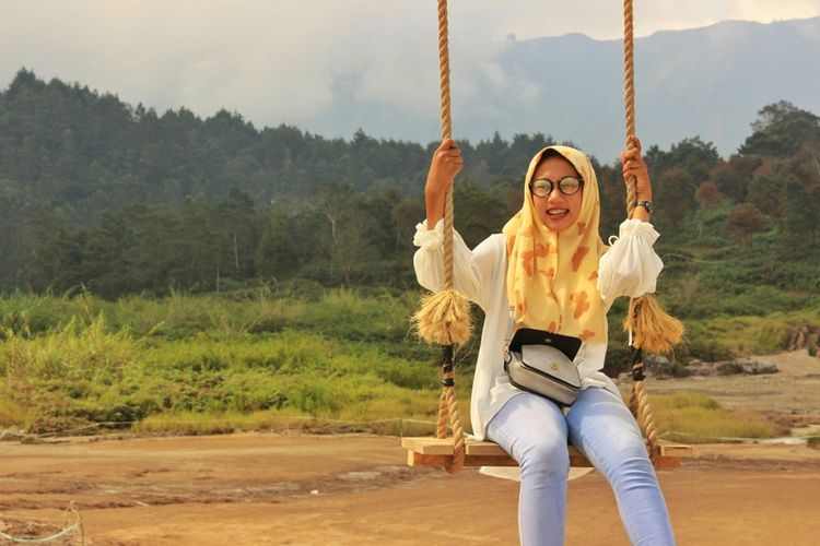 Pengunjung masih mendatangi kompleks obyek wisata Dieng Plateau, Banjarnegara, Jawa Tengah, pasca-semburan lumpur Kawah Sileri, Senin (3/7/2017). Kawah Sileri menyemburkan lumpur setinggi 200 meter pada Minggu, 2 Juli kemarin, sedikitnya 20 orang dilaporkan terluka.