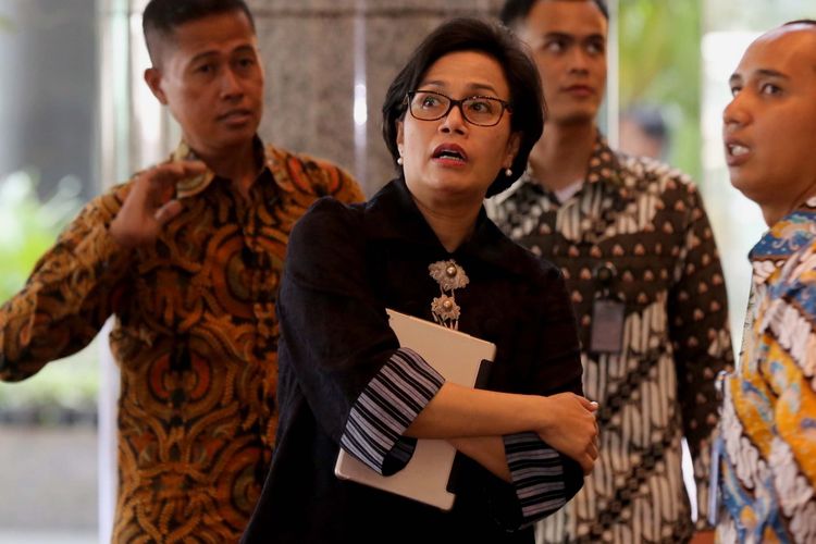 Menteri Keuangan Sri Mulyani tiba di Bursa Efek Indonesia (BEI), Jakarta, Selasa (4/7/2017). Kedatangan Presiden Joko Widodo dalam rangka kunjungan kerja dan dialog ekonomi dengan para pelaku pasar modal.