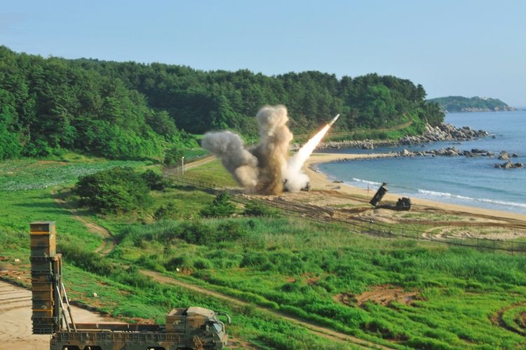 Foto handout ini dirilis oleh US Forces Korea (USFK) menunjukkan sistem pertahanan M270 menembakkan sebuah misil taktis MGM-140 ke arah Laut Jepang (Laut Timur), dari sebuah lokasi yang tidak diketahui di pantai timur Korea Selatan, Rabu (5/7/2017). Peluncuran itu dilakukan Korea Selatan dan Amerika Serikat sebagai respons peluncuran misil balisktik antarbenua yang dilakukan Korea Utara pada Selasa, 4 Juli kemarin.