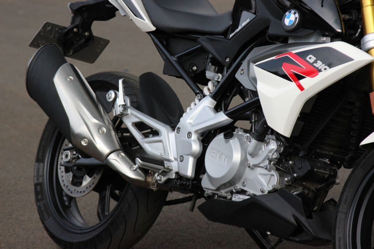 BMW G310R.