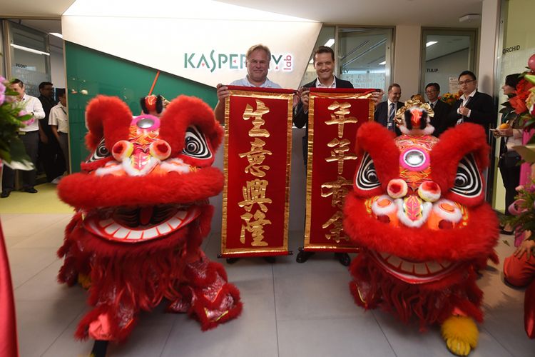 Dua Barongsai memeriahkan peresmian kantor pusat Kaspersky Asia Pasifik di Singapura, Jumat (7/7/2017). Nampak di belakangnya CEO Eugene Kaspersky dan Stephan Neumeier selaku Managing Director of Kaspersky Lab Asia Pacific.