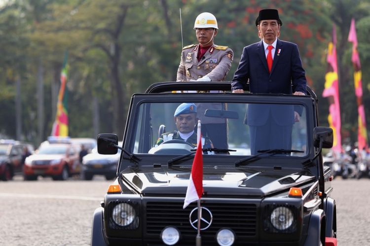 Presiden Joko Widodo meninjau pasukan saat upacara di Lapangan Silang Monas, Jakarta Pusat, Senin (10/7/2017). Upacara peringatan hari ulang tahun ke-71 Bhayangkara melibatkan 2.408 personel gabungan dari Polri, TNI, instansi terkait, hingga organisasi Pramuka. 