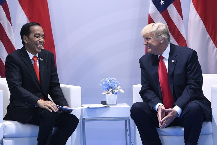 Presiden AS Donald Trump (kanan) dan Presiden Indonesia Joko Widodo mengadakan pertemuan bilateral di sela KTT G20 di Hamburg, Jerman, Sabtu (8/7/2017). Sebelumnya, Presiden Joko Widodo menjadi pembicara pada Leaders Retreat KTT G20 atau G20 sesi I mengenai terorisme, Jumat 7 Juli siang waktu setempat.