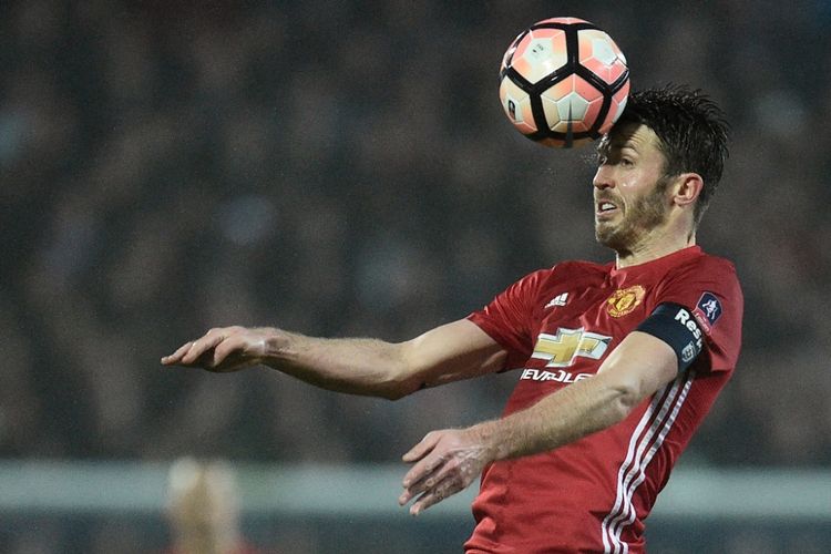 Michael Carrick menjabat sebagai kapten saat Manchester United melawan Blackburn Rovers pada partai Piala FA, 19 Februari 2017.