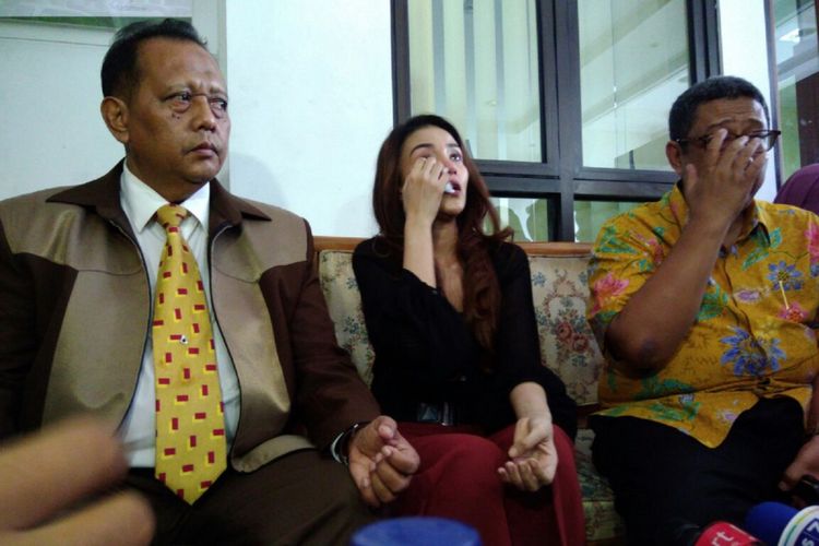 Tsania Marwa menangis ketika diwawancara sesudah sidang perceraiannya dari Atalarik Syah, di Pengadilan Agama Cibinong, Bogor, Jawa Barat, pada Selasa (11/7/2017).
