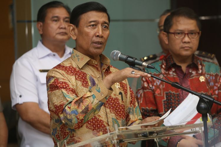 Menteri Politik Hukum dan Keamanan (Polhukam), Wiranto saat konferensi pers mengenai Peraturan Pemerintah Pengganti Undang-Undang (Perppu) tentang Ormas di Gedung Kementerian Polhukam, Jakarta, Rabu (12/7/2017). Wiranto memberikan penjelasan mengenai penerbitan Peraturan Pemerintah Pengganti Undang-Undang Nomor 2 Tahun 2017, sebagai perubahan Undang-Undang Nomor 17 Tahun 2013 tentang Organisasi Kemasyarakatan.