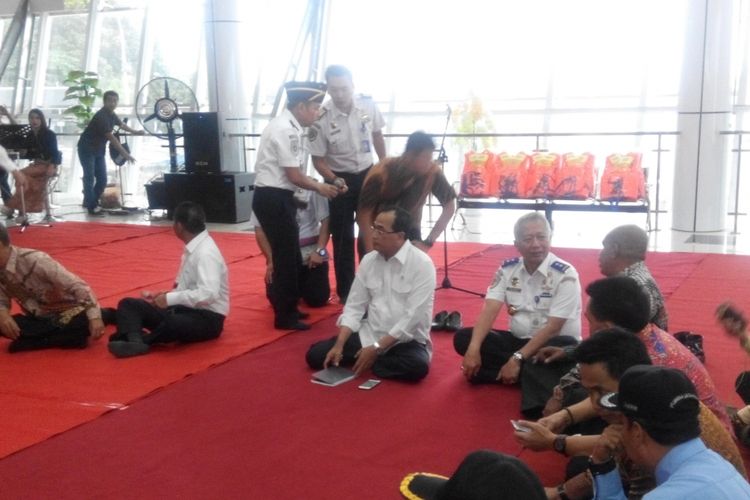Menteri Perhubungan Budi Karya Sumadi meninjau Pelabuhan Semayang, Balikpapan, Kalimantan Timur, Jumat (14/7/2017).