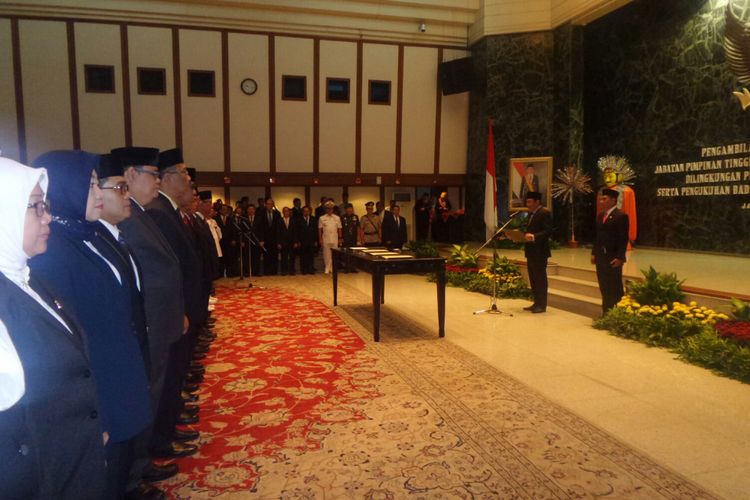 Gubernur DKI Jakarta Djarot Saiful Hidayat melantik 221 pejabat eselon II, III, dan IV di Balai Kota DKI Jakarta, Kamis (13/7/2017). 