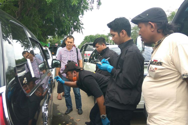 Petugas kepolisian saat melakukan identifikasi sidik jari mobil korban di depan Mapolsek KP3L Dwikora, Pontianak (13/7/2017)