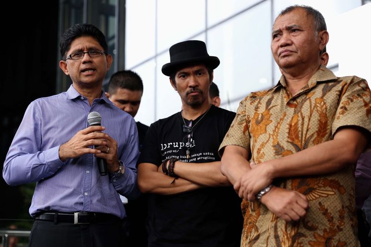 Wakil Ketua KPK Laode Muhammad Syarif (kiri), Ketua KPK Agus Rahardjo (kanan) dan Grup Band Slank memberikan keterangan pers di Gedung Komisi Pemberantasan Korupsi (KPK), Jakarta, Kamis (13/7/2017). Aksi dukung KPK ini dihadiri oleh Masyarakat sipil antikorupsi, Akademisi, Seniman, Budayawan, Pemuka Agama, Mahasiswa dan mereka menyuarakan penolakan terhadap hak angket KPK.