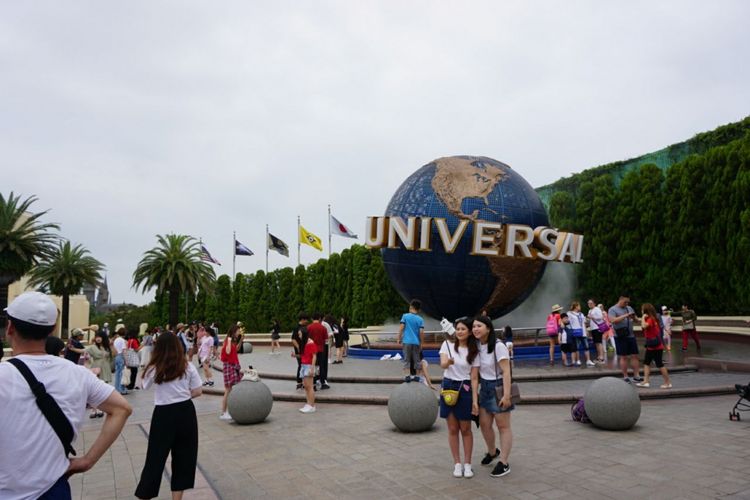 The Globe, satu spot di gerbang Universal Studios Japan yang jadi tempat favorit foto.