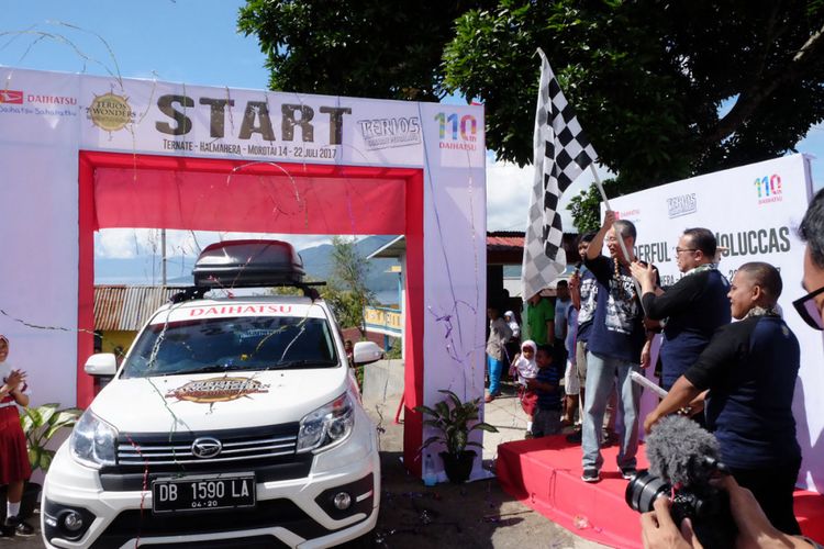 Seremoni pelepasan Terios 7 Wonders di Ternate oleh Domestic Marketing Division Head PT Astra Daihatsu Motor, Yasuharu Shimizu.