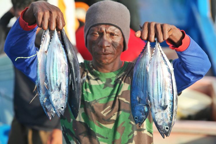 Tim Terios 7-Wonders mencari tahu mitos hujan cakalang di Ternate, Maluku Utara. Ikan-ikan berjatuhan di kapal setelah ditangkap secara tradisional.