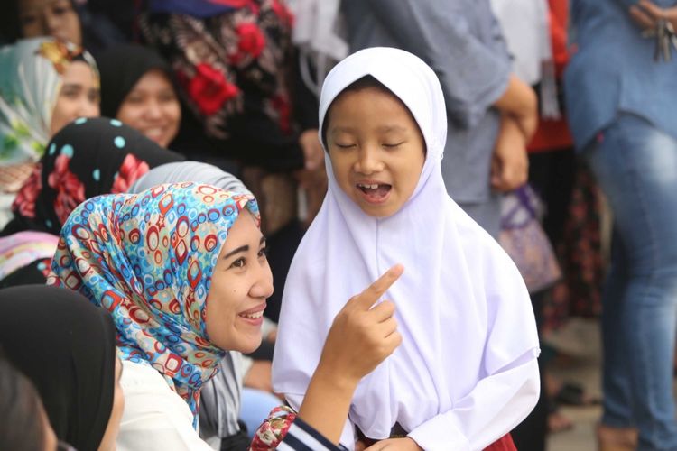 Suasana saat hari pertama masuk sekolah, di SD Negeri Lengkong Wetan 1, Serpong Utara, Tangerang Selatan, Senin (17/7/2017). Sebanyak 118 murid baru di SDN Lengkong Wetan 1 nampak diantar oleh orangtua pada hari pertama tahun ajaran baru 2017/2018