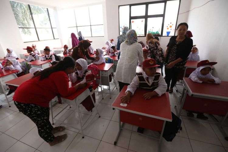 Suasana saat hari pertama masuk sekolah, di SD Negeri Lengkong Wetan 1, Serpong Utara, Tangerang Selatan, Senin (17/7/2017). Sebanyak 118 murid baru di SDN Lengkong Wetan 1 nampak diantar oleh orangtua pada hari pertama tahun ajaran baru 2017/2018