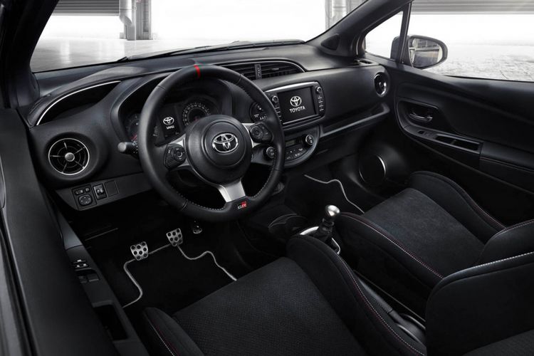 Interior Toyota Yaris GRMN hot hatch dengan mesin 1.8L supercharged.