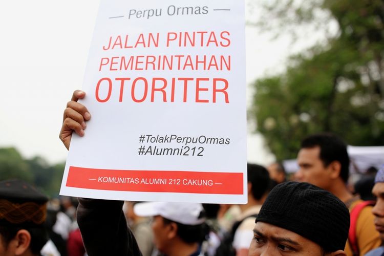 Sejumlah pengunjuk rasa ormas Islam melakukan aksi demo di Bundaran Patung Kuda, Jl Medan Merdeka Barat, Jakarta Pusat, Selasa (18/7/2017). Aksi itu menolak Pemerintahan Presiden Joko Widodo menerbitkan peraturan pemerintah pengganti undang-undang (perppu) tentang pengaturan organisasi kemasyarakatan atau ormas.