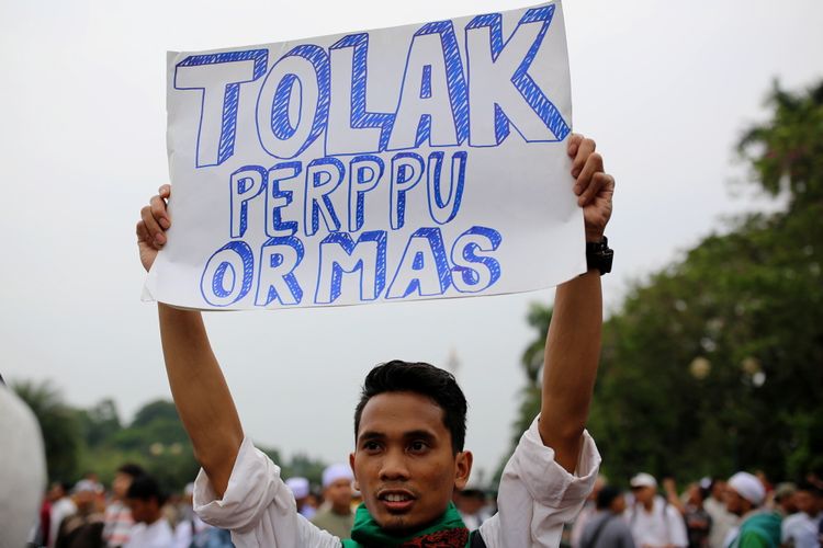 Sejumlah pengunjuk rasa ormas Islam melakukan aksi demo di Bundaran Patung Kuda, Jl Medan Merdeka Barat, Jakarta Pusat, Selasa (18/7/2017). Aksi itu menolak Pemerintahan Presiden Joko Widodo menerbitkan peraturan pemerintah pengganti undang-undang (perppu) tentang pengaturan organisasi kemasyarakatan atau ormas.