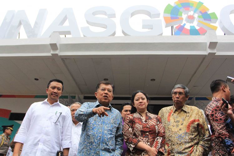 Wakil Presiden Jusuf Kalla (kedua dari kiri), bersama sejumlah menteri, berjumpa dengan awak media setelah melakukan rapat koordinasi dengan panitia penyelenggara Asian Games (INASGOC) di Wisma Serbaguna, Senayan, Jakarta, Selasa (18/7/2017).