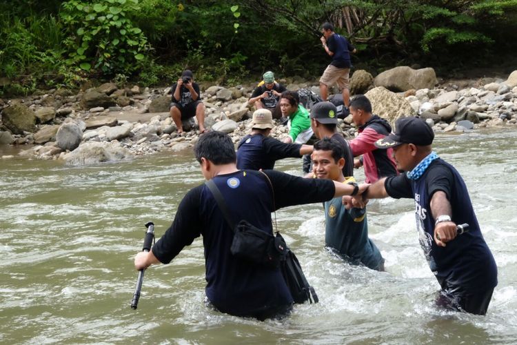 Tim Terios 7-Wonders menyeberangi sungai di Taman Nasional Aketajawe Lolobata Maluku menuju tempat pengamatan burung-burung khas Indonesia Timur, seperti burung bidadari.