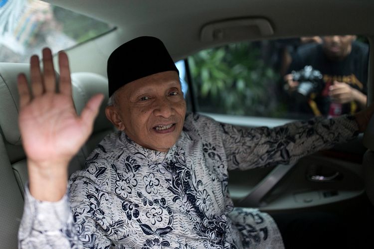 Mantan Ketua Umum PAN Amien Rais meninggalkan gedung DPR setelah menyambangi pansus hak angket KPK di Kompleks Parlemen, Senayan, Jakarta, Rabu (19/7/2017). Kedatangan Amien Rais guna mendukung langkah Panitia Khusus Hak Angket Komisi Pemberantasan Korupsi (KPK).