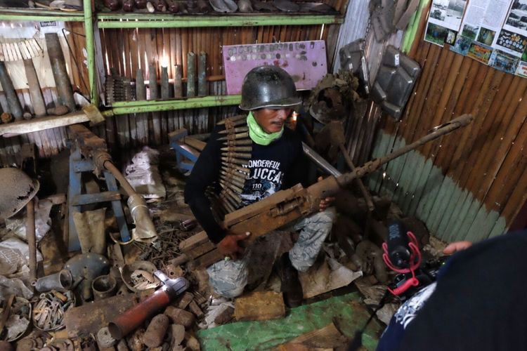 Senjata-senjata tua di museum warga yang terletak Morotai, Maluku. Wilayah ini menjadi lokasi basis tentara Jepang kemudian Amerika Serikat pada tahun 1940-an sehingga kemudian menyisakan banyak peninggalan perang. 