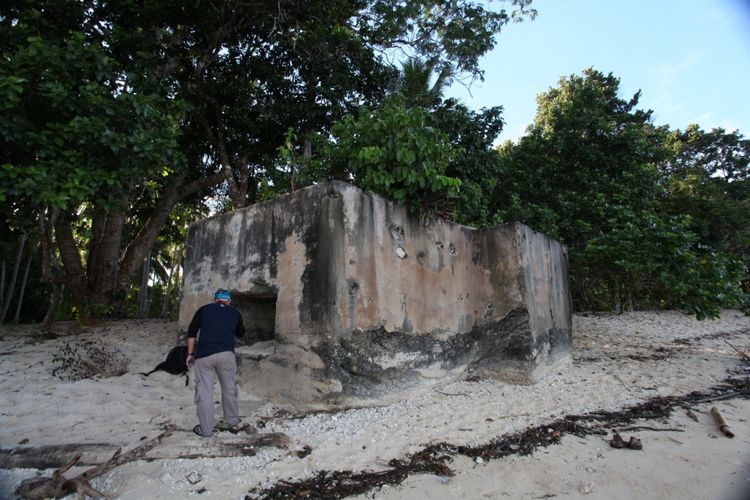 Bunker sisa tentara Jepang pada Perang Dunia II di Wasile, Halmahera, Maluku. Bunker ini terletak di bibir pantai bersama sejumlah obyek lain, seperti meriam tua. Sebagian besar obyek-obyek bersejarah ini sudah rusak karena abrasi.