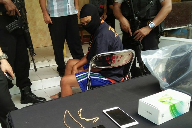 Mengenakan tutup kepala, Muhammad Erwin alias Amad (34), pelaku penjambretan yang meresahkan warga Pangkalan Bun, telah diringkus polisi