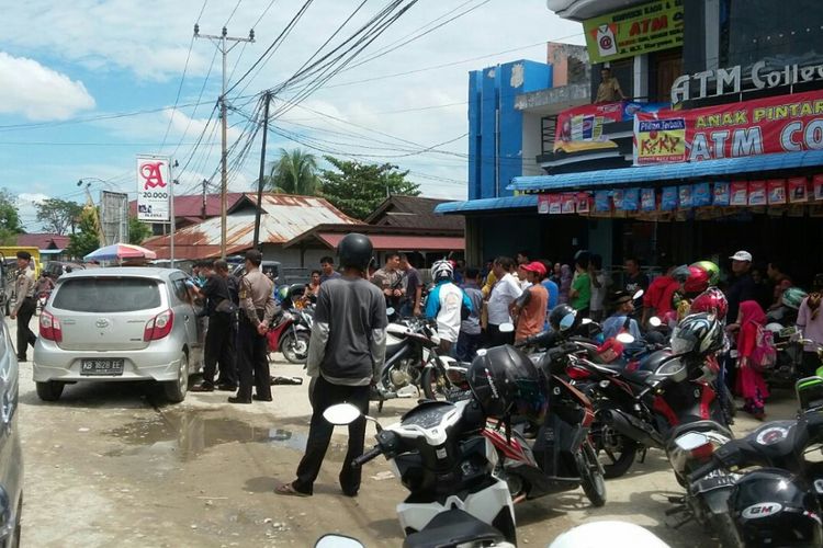 Polisi saat melakukan olah TKP di lokasi kejadian di depan ATM Collection, Sintang, Kalimantan Barat