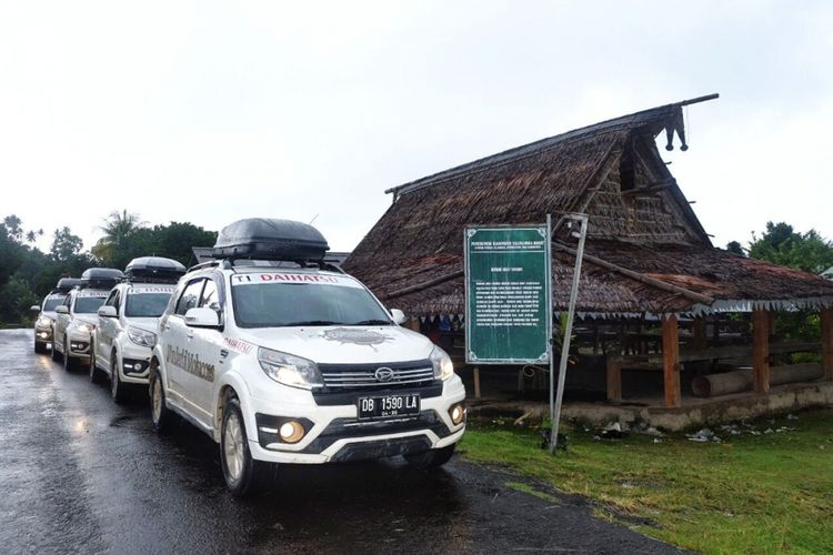 Daihatsu Terios menjelajah Maluku Utara.