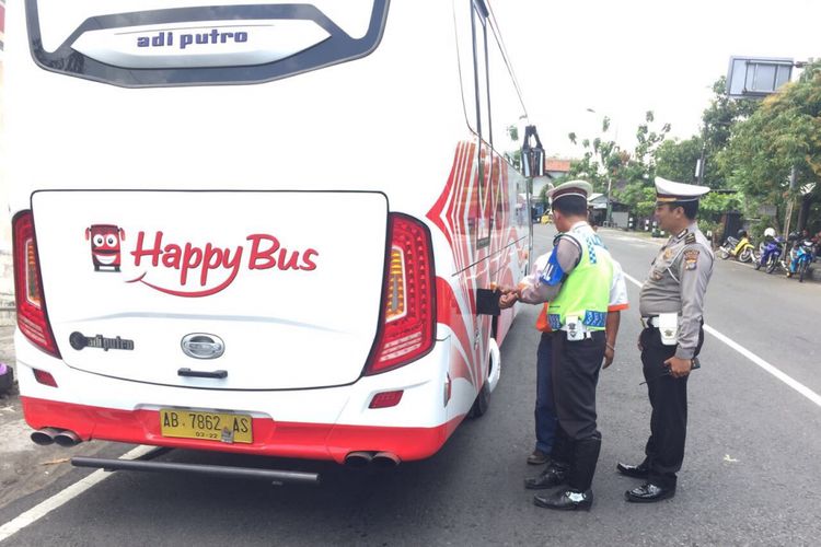 Polisi merazia tutup tangki bus di Jalan Yogyakarta-Wonosari. 