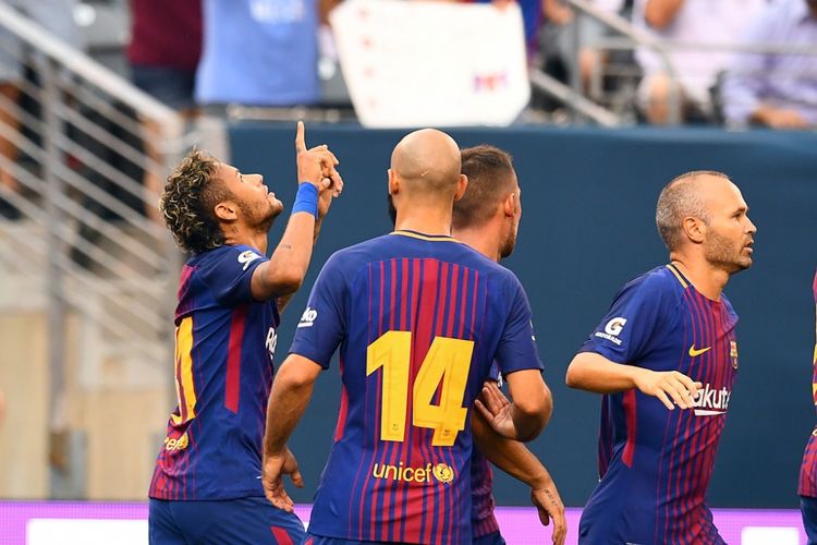 Para pemain Barcelona merayakan gol Neymar (paling kiri) ke gawang Juventus pada laga International Champions Cup 2017 di Stadion Metlife, Minggu (23/7/2017).