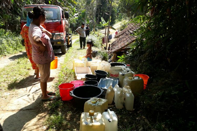 Warga Dusun Tubansari Desa Margoyoso mengantri air bersih,  Jumat (21/7/2017).