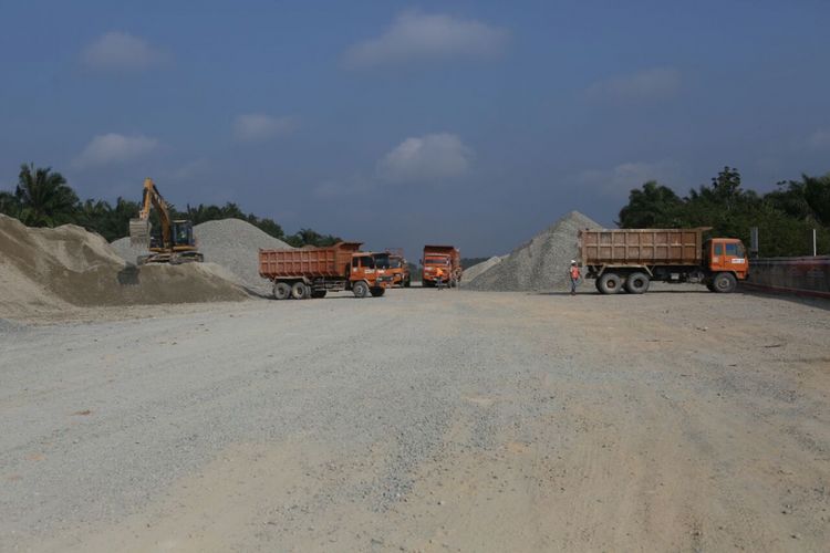 Proyek pekerjaan Seksi I ruas jalan tol Pekanbaru - Kandis - Dumai, Minggu (23/7/2017). Proses pembebasan lahan tol sepanjang 131,4 kilometer itu sudah mencapai 47 persen.
