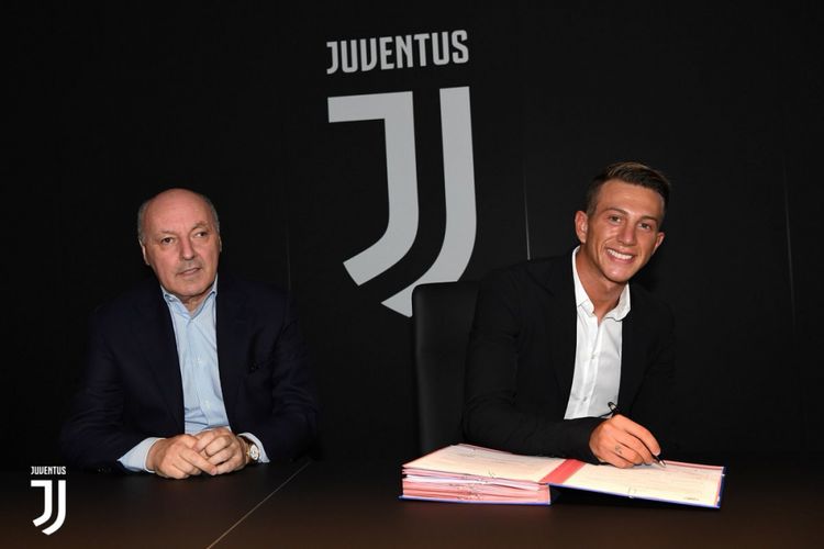 Federico Bernardeschi melakukan penandatanganan kontrak di markas Juventus, Senin (25/7/2017).