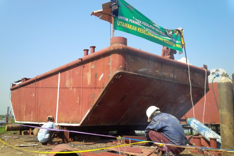 Suasana perakitan tiga kapal keruk atau dregder di Dermaga Sumurup, Desa Asinan, Kecamatan Bawen, Senin (24/7/2017) siang.