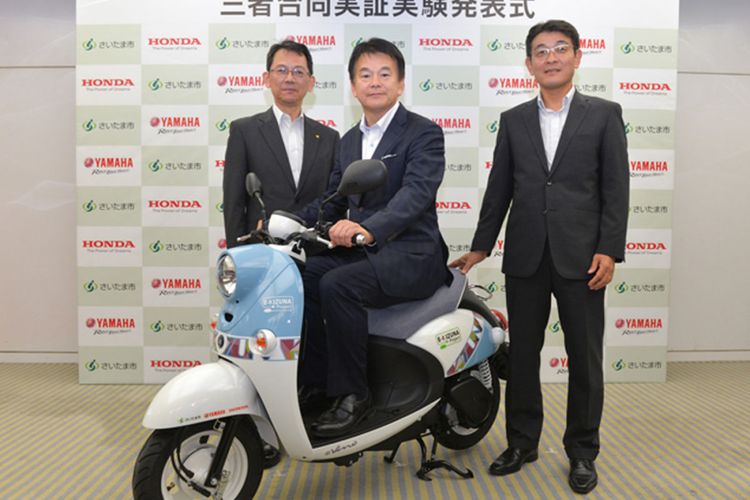 Dari kiri ke kanan, Katsuaki Watanabe, Managing Executive Officer and Director Yamaha Motor, Hayato Shimizu, Walikota Saitama City, Noriaki Abe, Operating Officer Honda Motor.