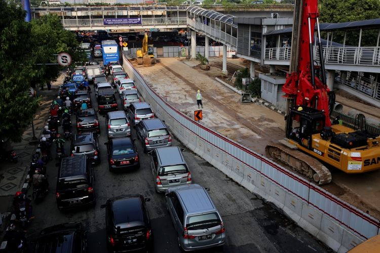 Sejumlah kendaraan terjebak kemacetan di jalan HR Rasuna Said, Kuningan, Jakarta Selatan, Selasa (25/7/2017). Direktorat Lalu Lintas Polda Metro Jaya memberlakukan rekayasa lalu lintas untuk mempercepat pengerjaan proyek pembangunan underpass Mampang-Kuningan.