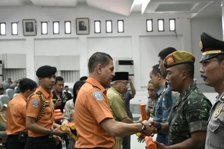 Kepala Basarnas Marsekal Muda M. Syauqi memberikan penghargaan kepada tim evakuasi kecelakaan helikopter Basarnas,  di Temanggung,  Selasa (25/7/2017).